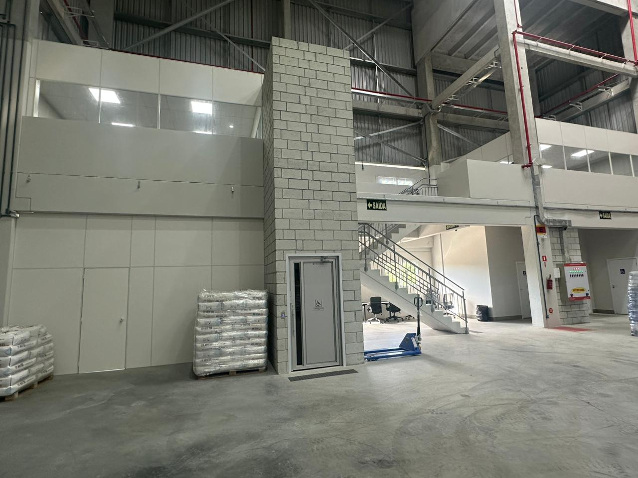 Interior do centro de distribuição da Machado Agronegócios com estoque organizado e acesso interno