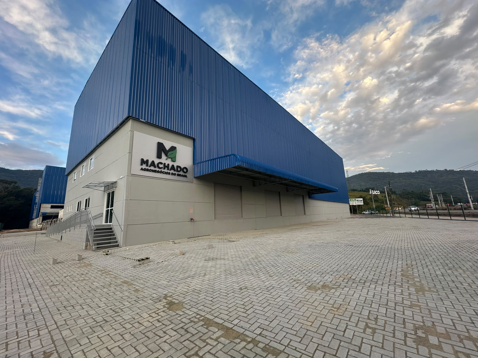 Fachada do centro de distribuição da Machado Agronegócios em Biguaçu / SC